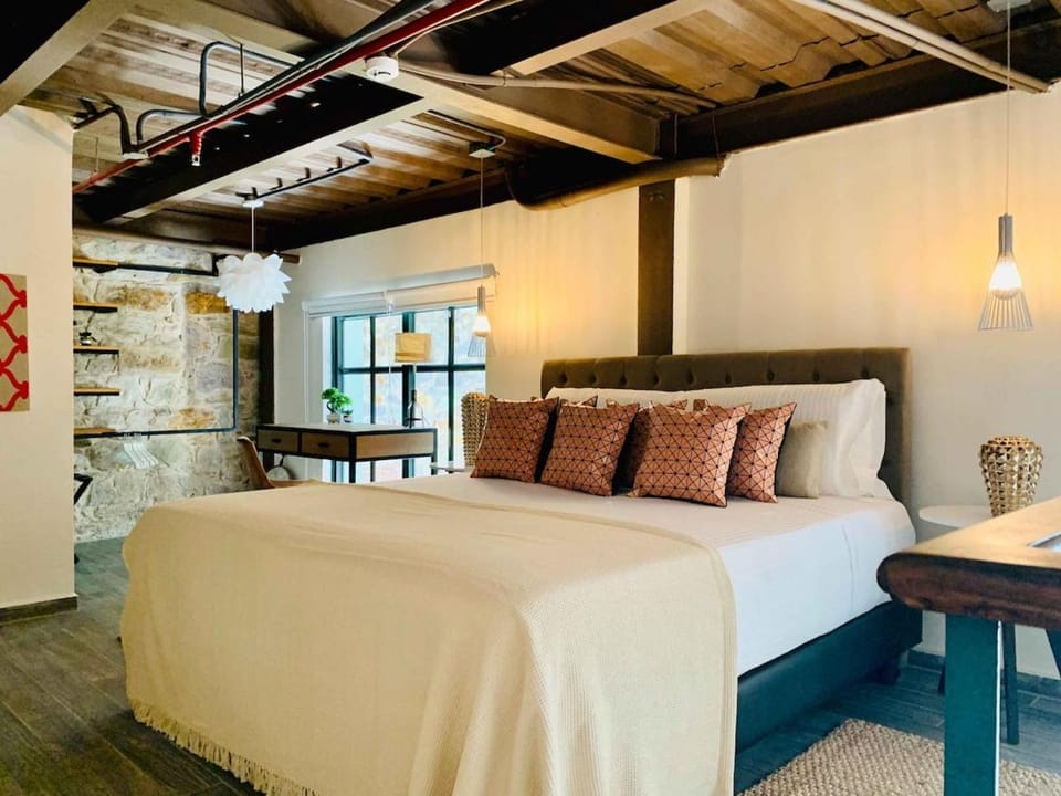 Bed, Photo of the whole room, Seating area, Bedroom