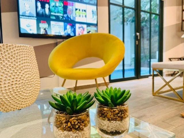 TV and multimedia, Living room, Seating area, internet, air conditioner