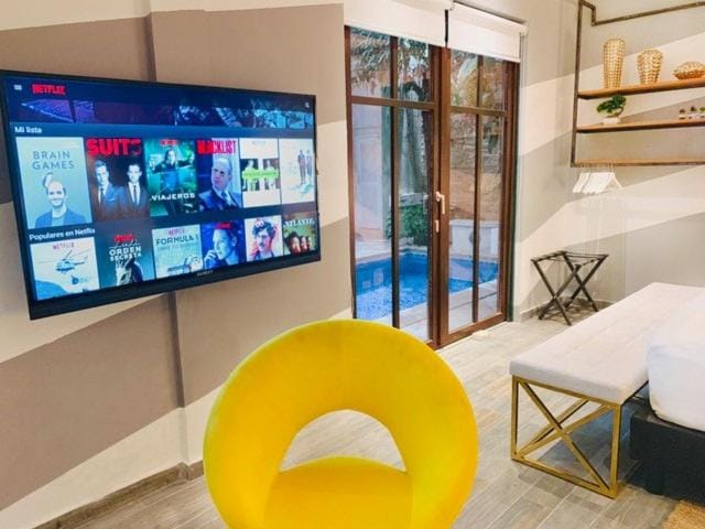 Bed, TV and multimedia, Photo of the whole room, Bedroom