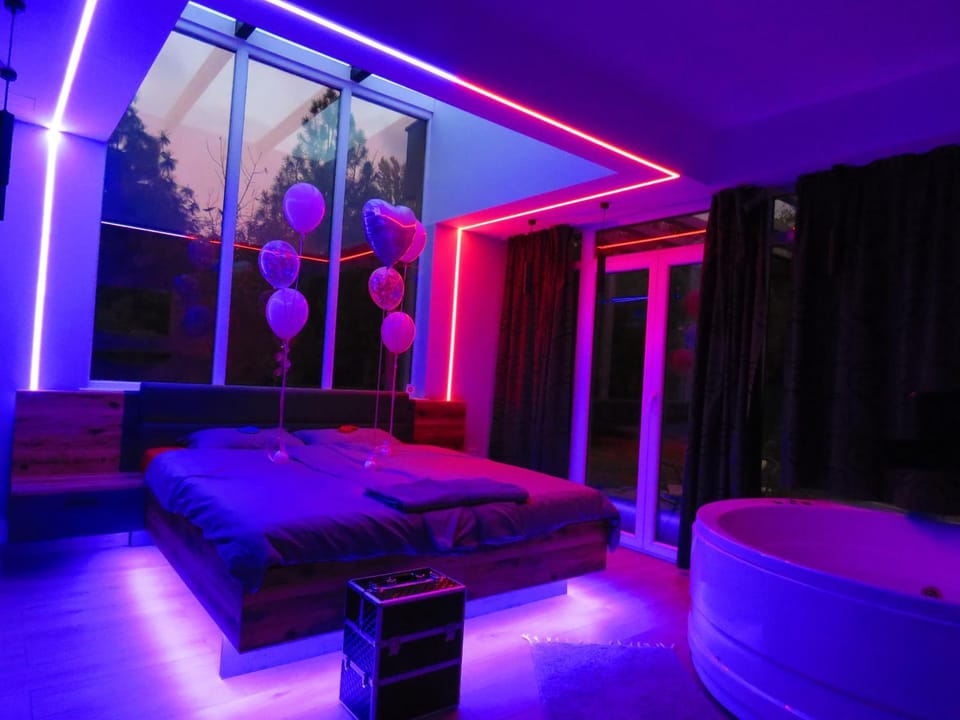 Bed, Hot Tub, Photo of the whole room, Bedroom