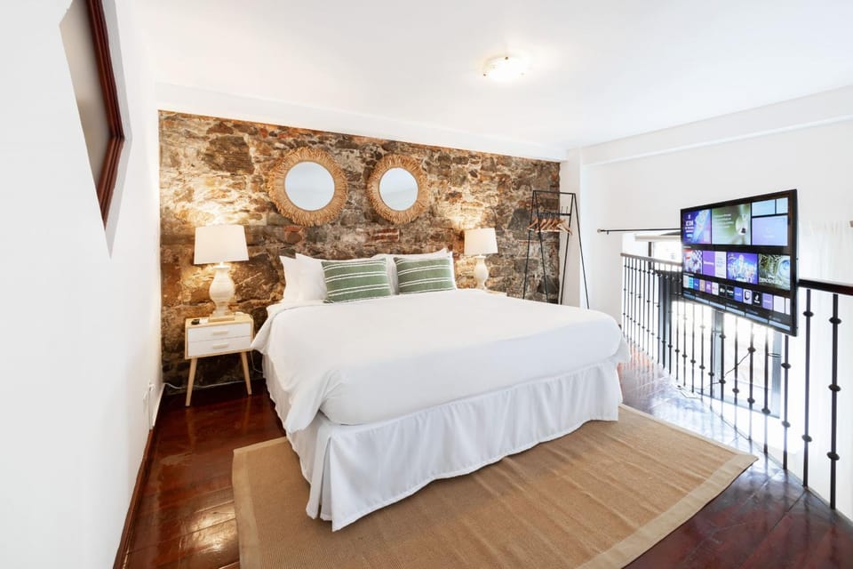 Bed, TV and multimedia, Photo of the whole room, Bedroom