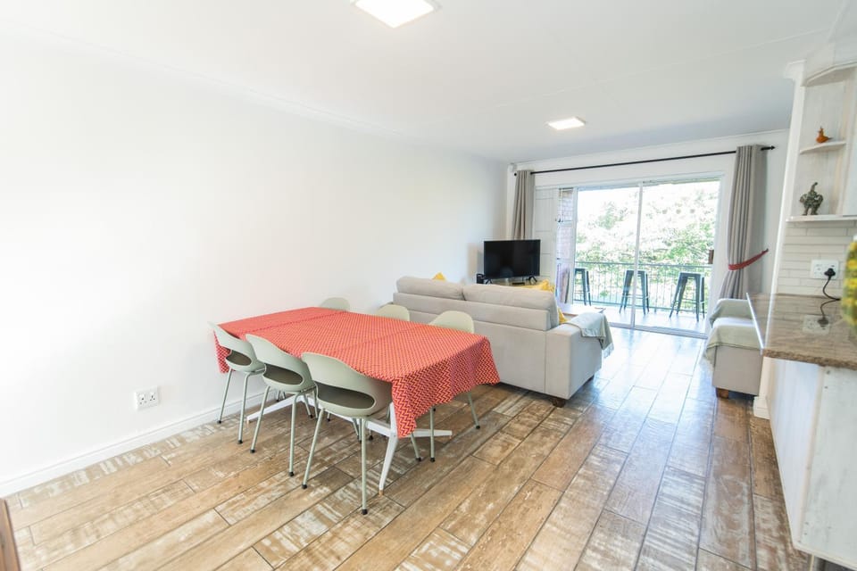 TV and multimedia, Seating area, Dining area