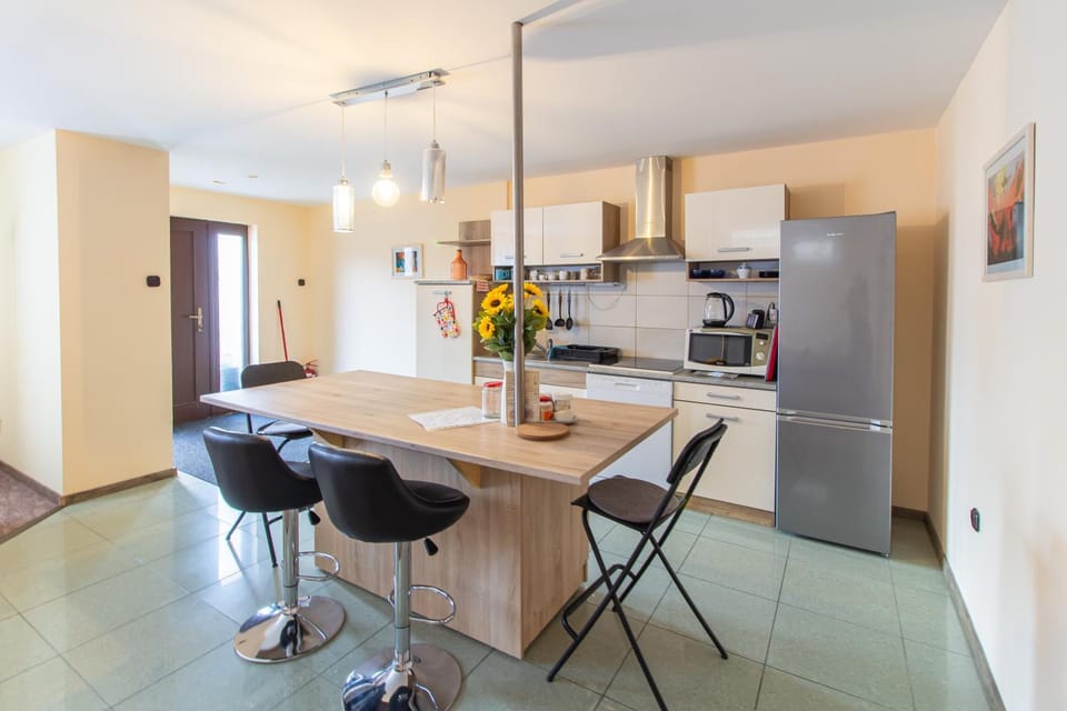 Kitchen or kitchenette, Dining area, minibar