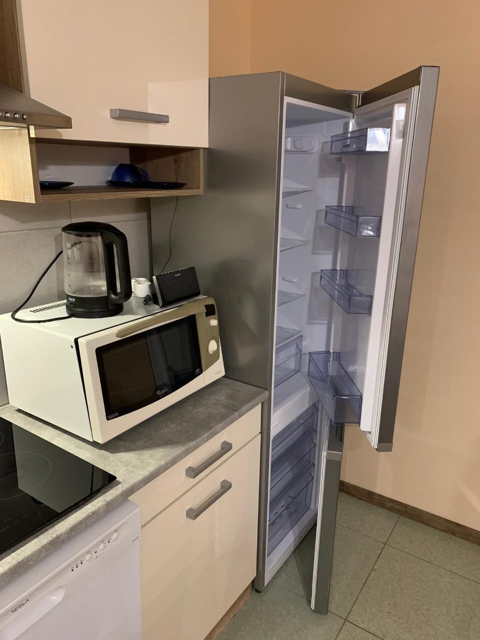 Kitchen or kitchenette, minibar