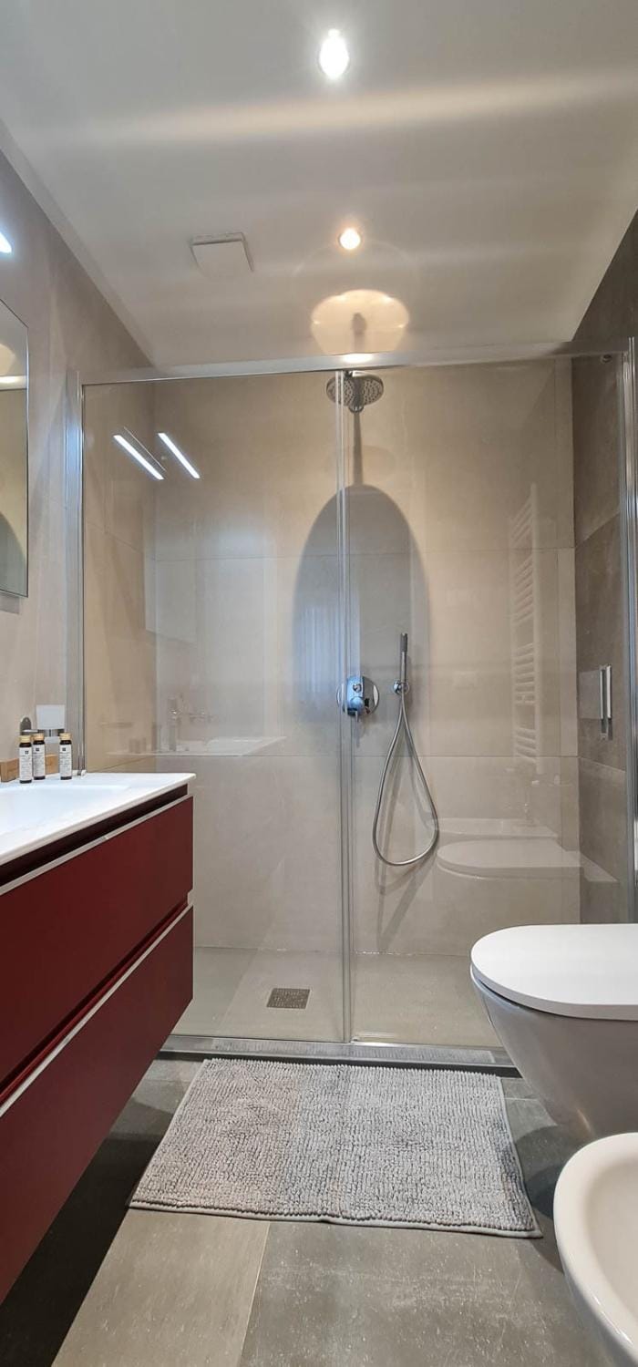 Shower, Toilet, Bathroom, bidet, towels