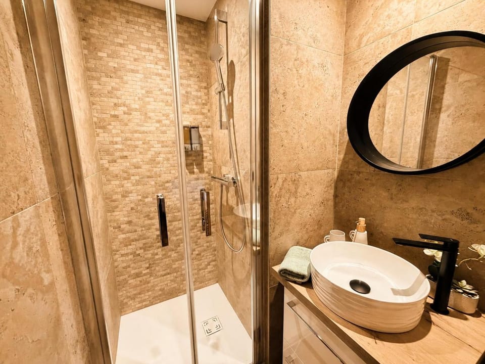 Shower, Toilet, towels