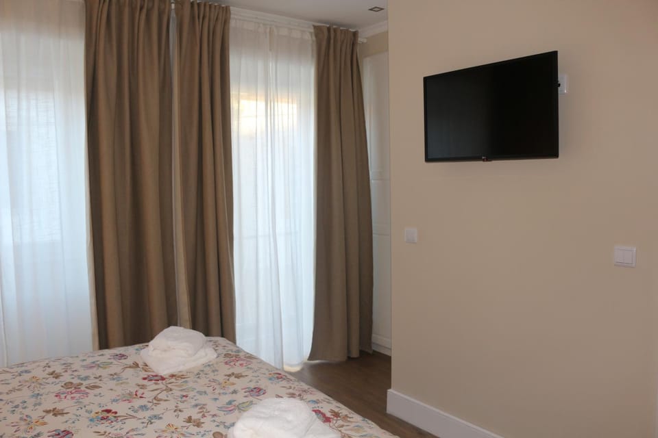 Bed, TV and multimedia, Bedroom