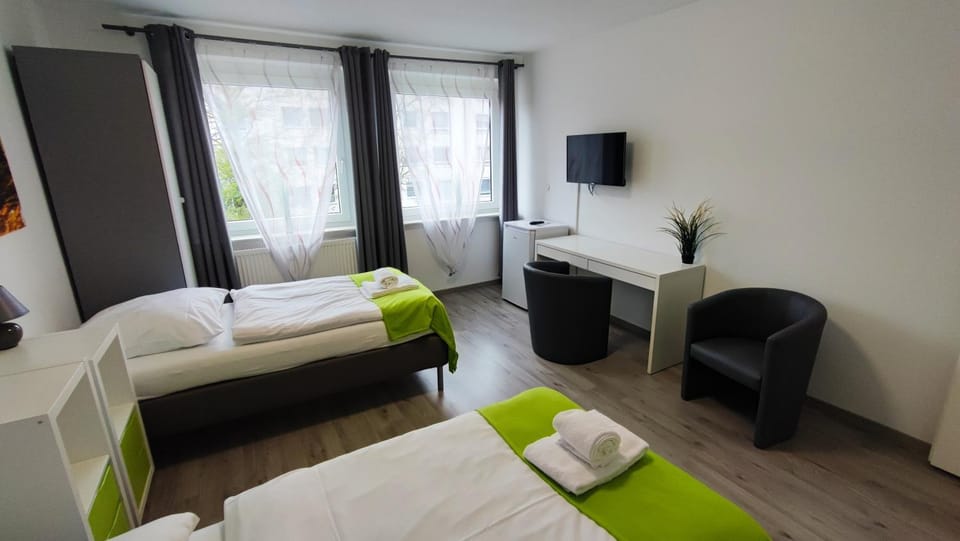 Bed, TV and multimedia, Seating area, Bedroom, towels