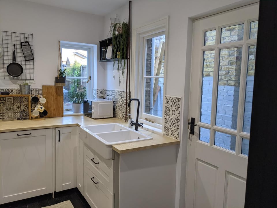 Kitchen or kitchenette, dishwasher