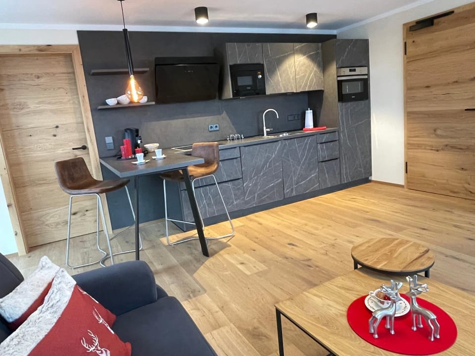 Kitchen or kitchenette, Living room, Seating area, Dining area, minibar, pet friendly, stove