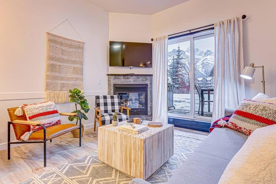 Living room, Photo of the whole room, Seating area, Mountain view, flat iron, internet