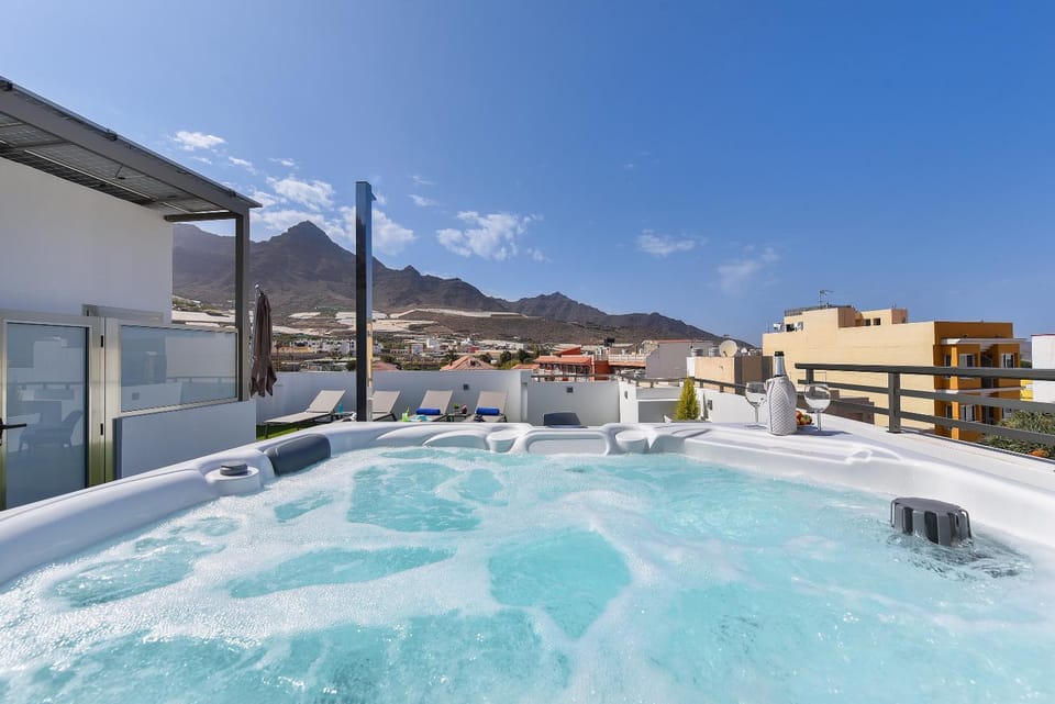 Day, Natural landscape, Hot Tub, Hot Tub, Solarium, View (from property/room), Mountain view, sunbed