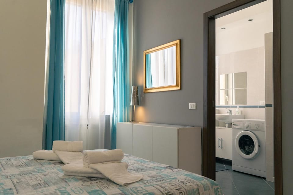 Photo of the whole room, towels