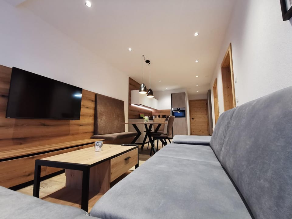 TV and multimedia, Living room, Seating area, Evening entertainment