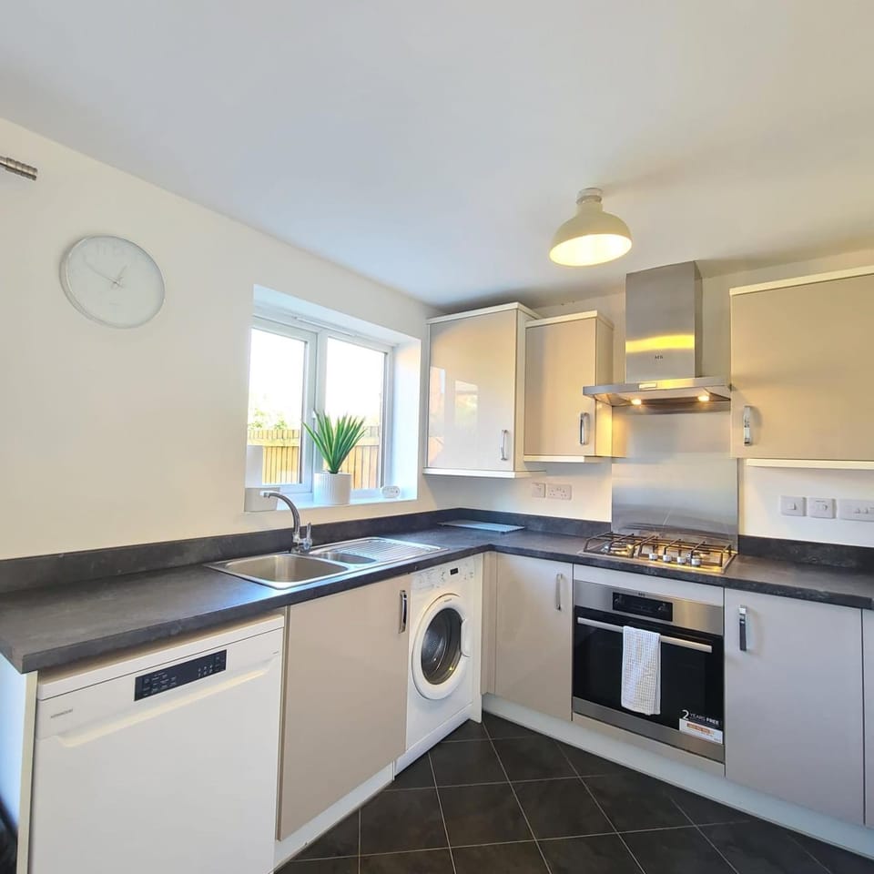 Spacious 3BR House Parking Garden Sleeps 6 House in Charnwood