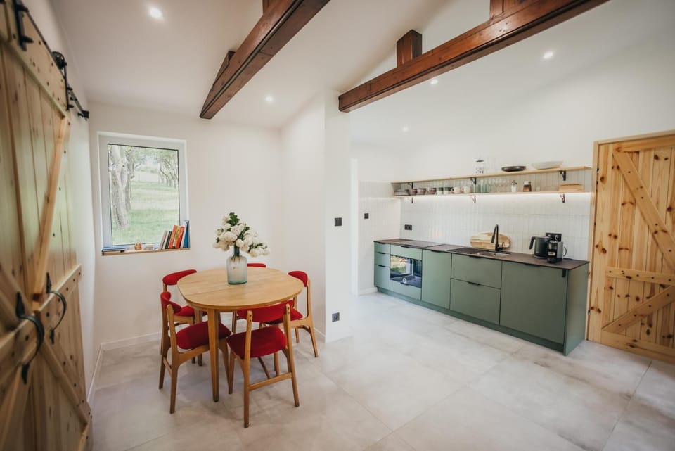 Kitchen or kitchenette, Dining area, pet friendly, stove