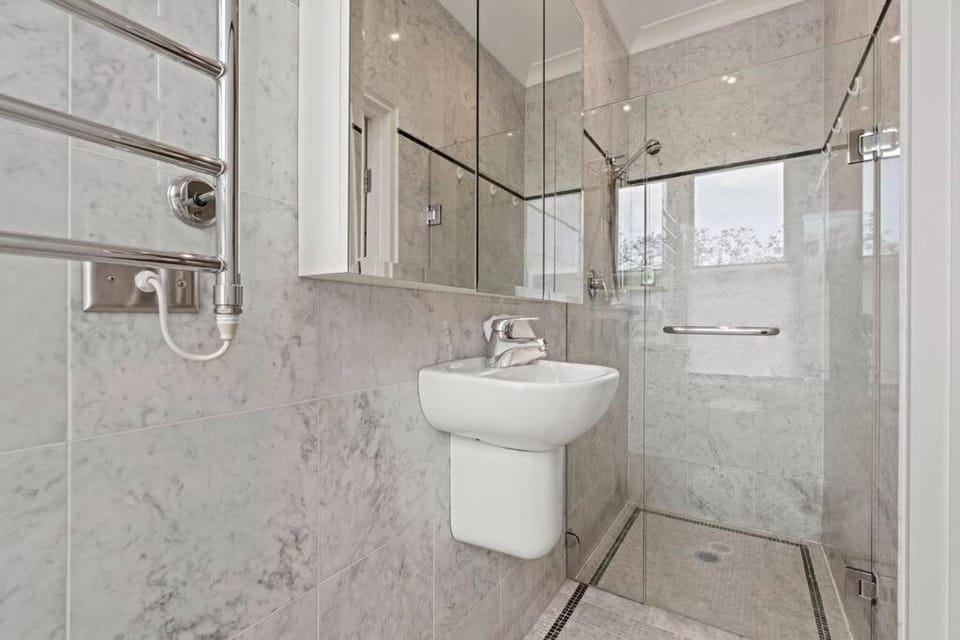 Panorama Firework View - Classic 4-Level Terrace Style Living in Kirribilli !!! House in Sydney