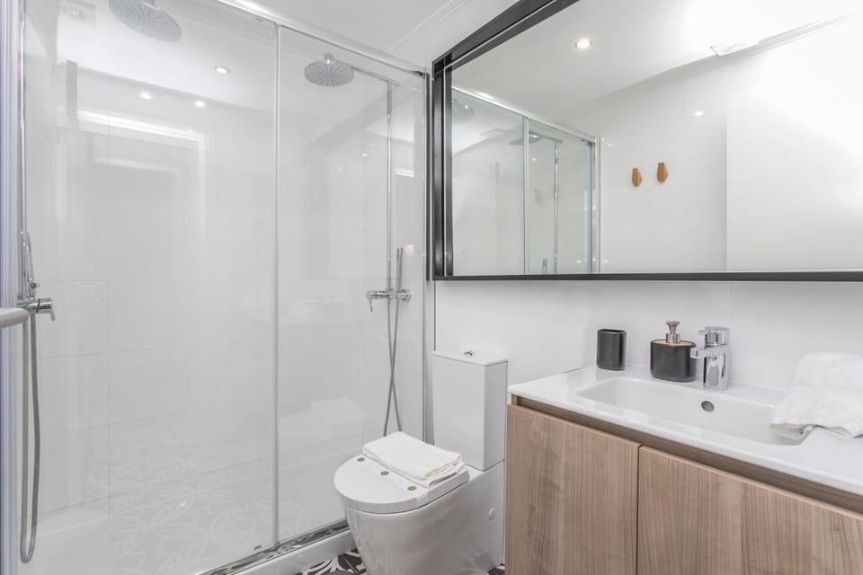 Shower, Toilet, Bathroom, Decorative detail, towels