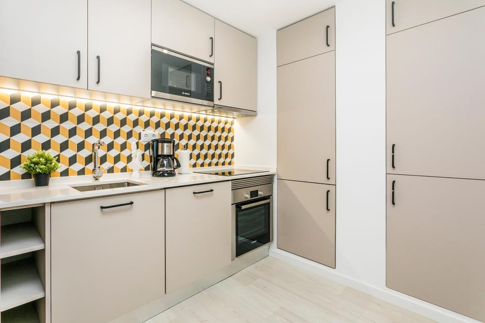 Kitchen or kitchenette, Decorative detail, dishwasher, internet, microwave, oven, stove, toaster, washing machine