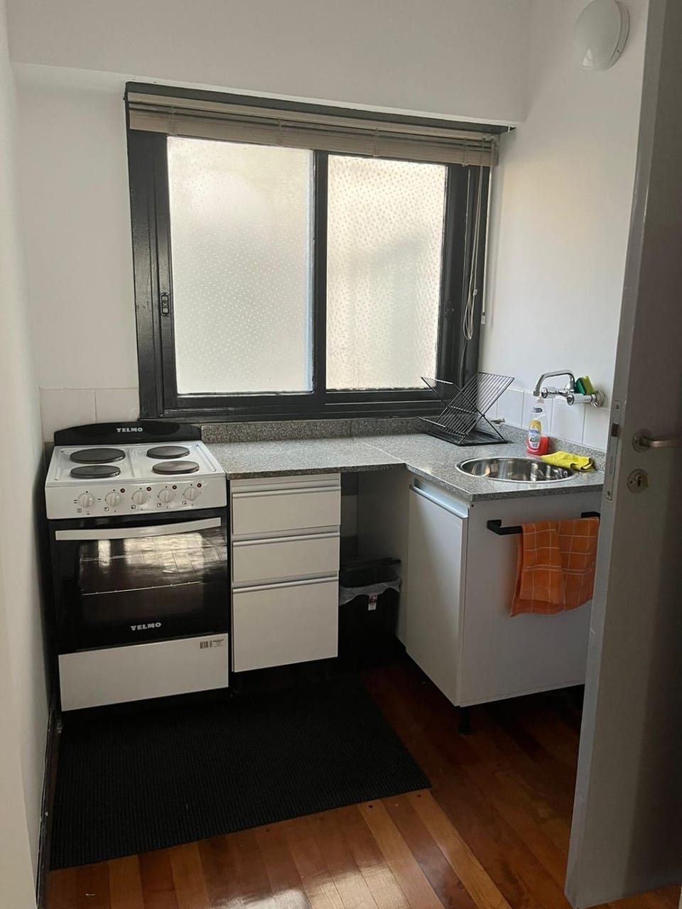 Kitchen or kitchenette, minibar, stove