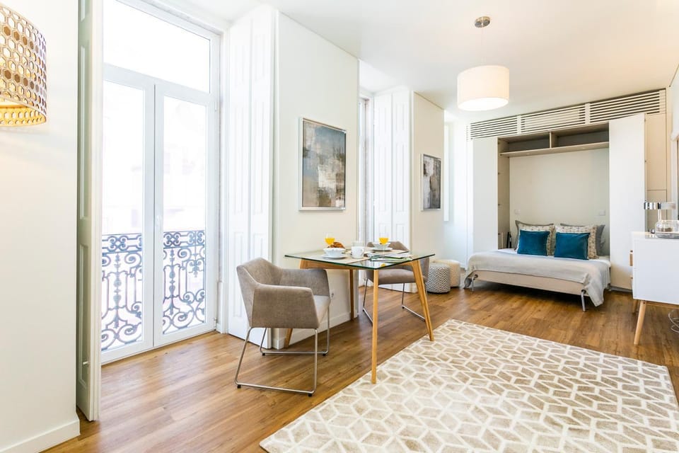 Bed, Living room, Photo of the whole room, Decorative detail, Seating area, Dining area, Bedroom, internet, towels