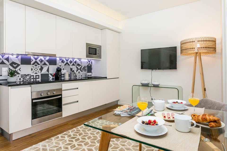 TV and multimedia, Coffee/tea facilities, Kitchen or kitchenette, Living room, Decorative detail, Decorative detail, Dining area, dishwasher, internet, microwave, oven, stove