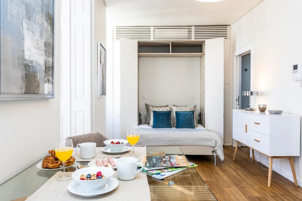 Bed, Living room, Photo of the whole room, Seating area, Dining area, Bedroom, internet, wardrobe