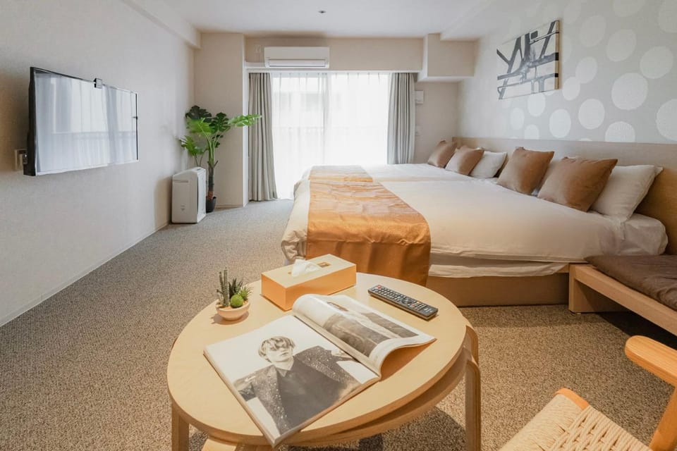 Bed, TV and multimedia, Living room, Photo of the whole room, Seating area, Bedroom