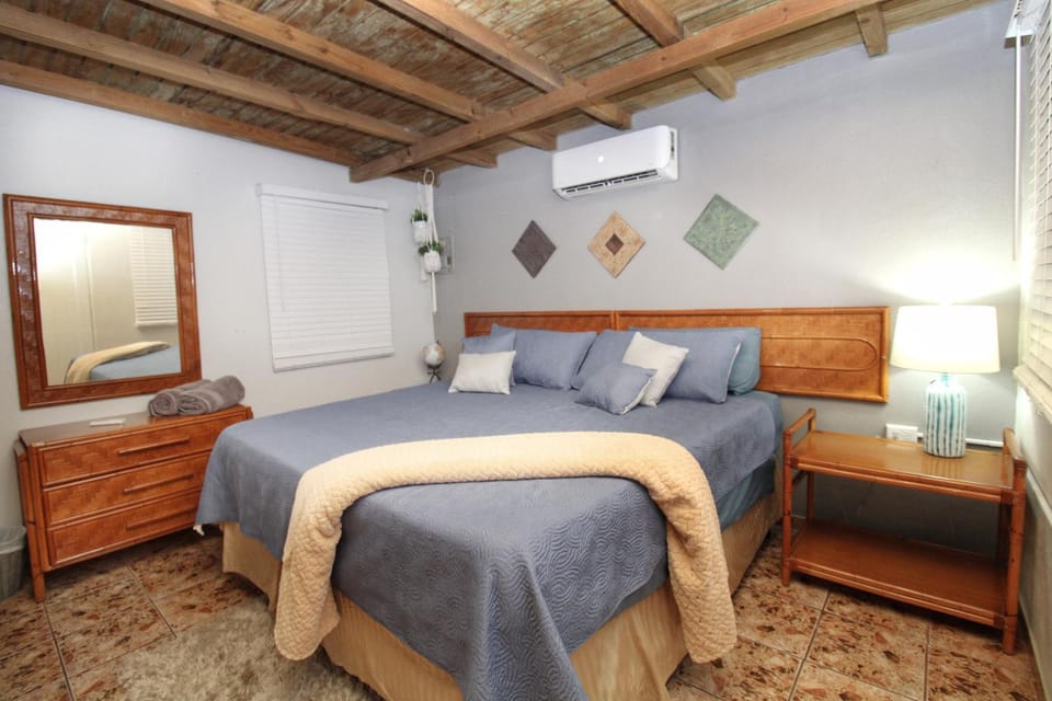 Bed, Bedroom, furniture, locker, towels