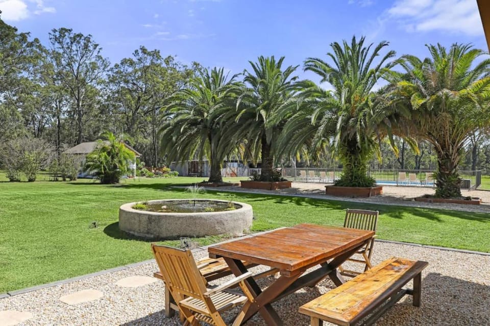 Las Palmas Hunter Valley Estate, 11m Pool, Kangaroos, Fire Pit, Playground Villa in Rothbury