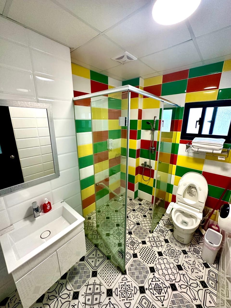 Shower, Toilet, Bathroom, bidet, towels