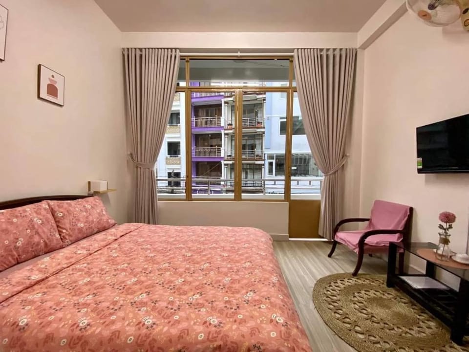 Bed, TV and multimedia, Photo of the whole room, Seating area, Bedroom, hair dresser