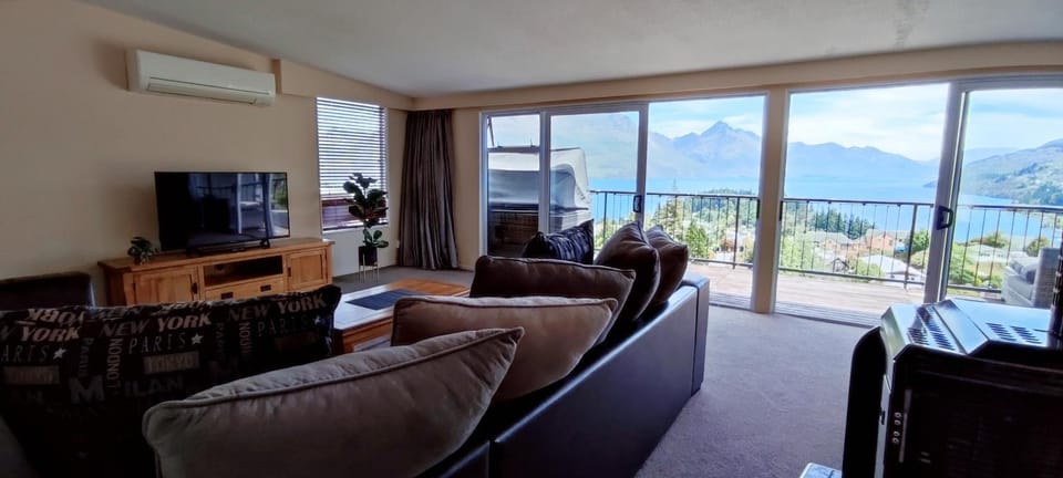 TV and multimedia, Living room, Seating area, Mountain view