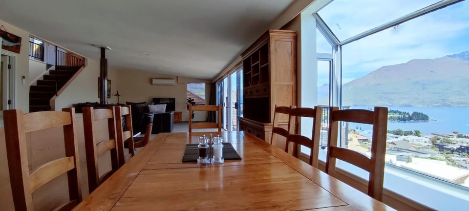 View (from property/room), Dining area, Lake view, Mountain view