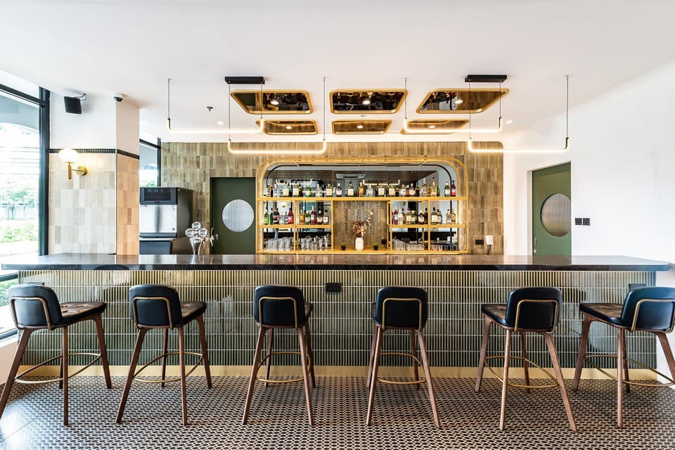 Lounge or bar, Food and drinks