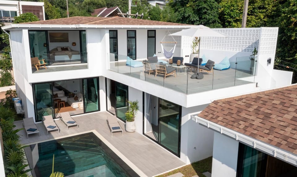 Property building, Patio, Day, Balcony/Terrace, Seating area, Pool view, Swimming pool, sunbed