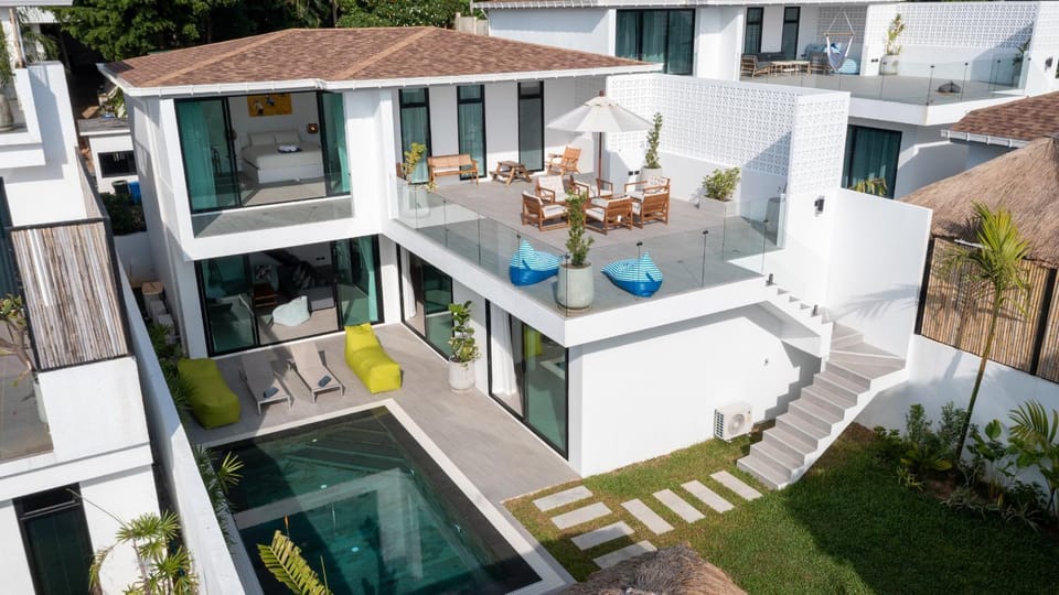 Pool view, Swimming pool, sunbed