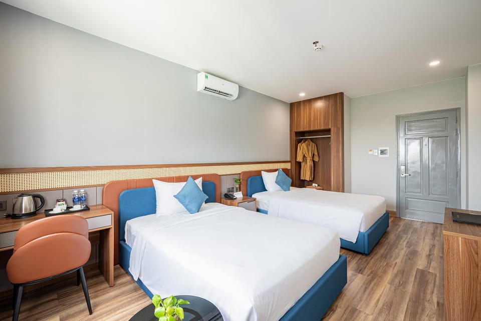 Bed, Photo of the whole room, Seating area, Bedroom, air conditioner