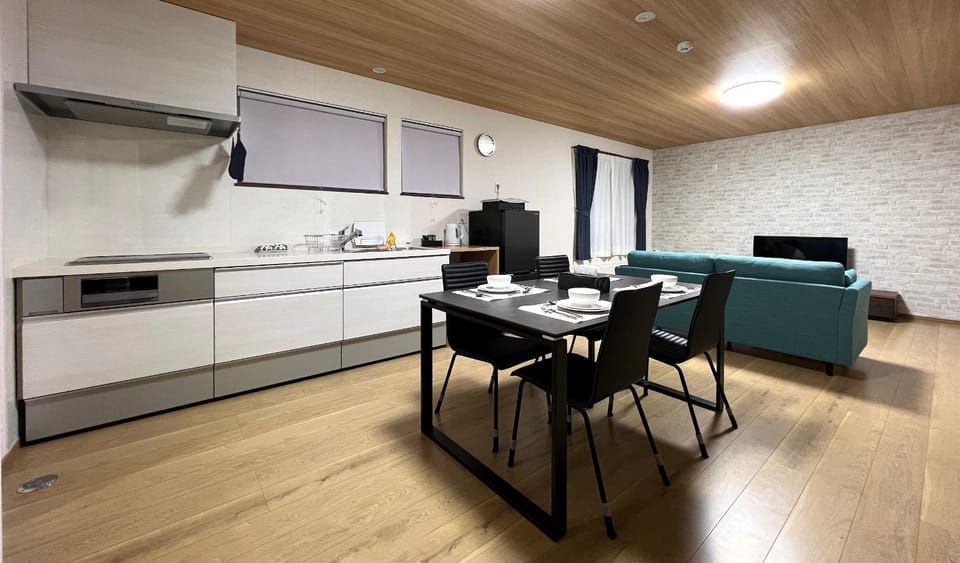 Kitchen or kitchenette, Living room, Seating area, Dining area