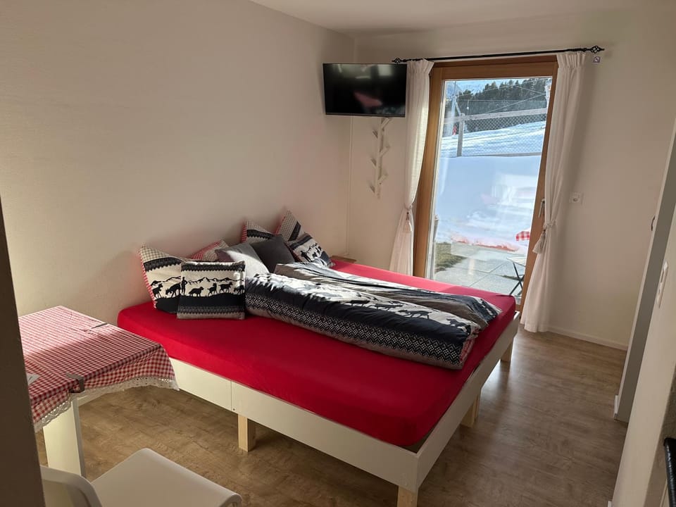 Bed, TV and multimedia, Photo of the whole room, Bedroom