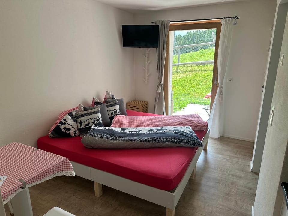 Bed, TV and multimedia, Photo of the whole room, Bedroom