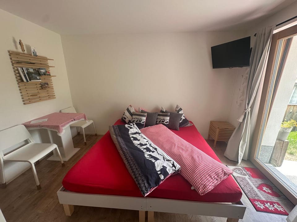 Bed, TV and multimedia, Living room, Photo of the whole room, Seating area, Dining area, Bedroom
