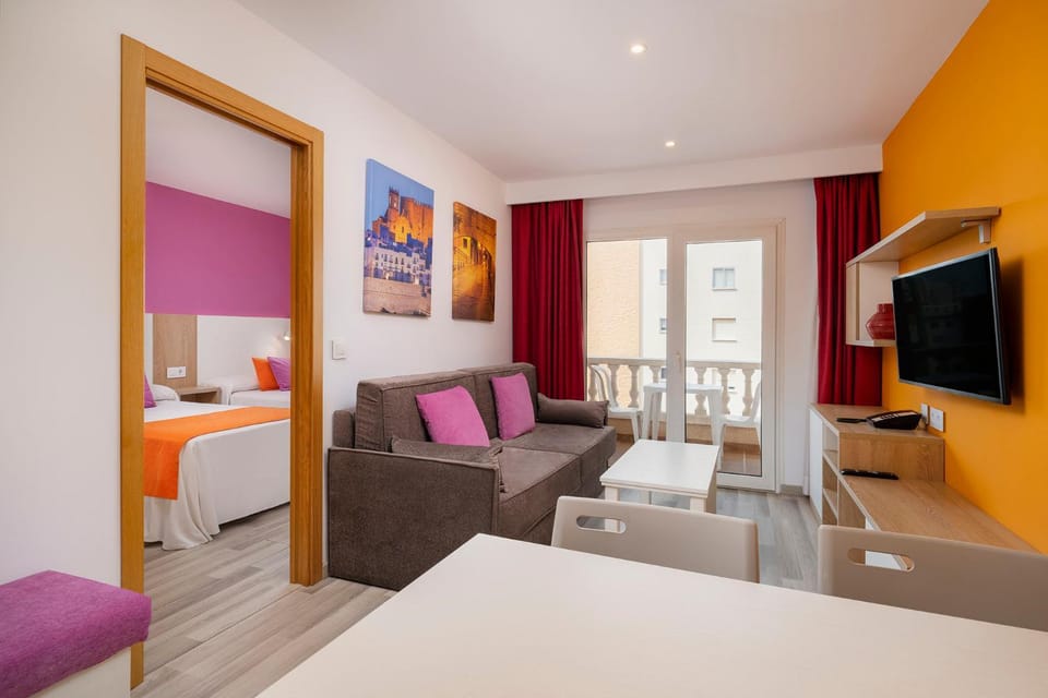 Living room, Photo of the whole room, Seating area, Bedroom
