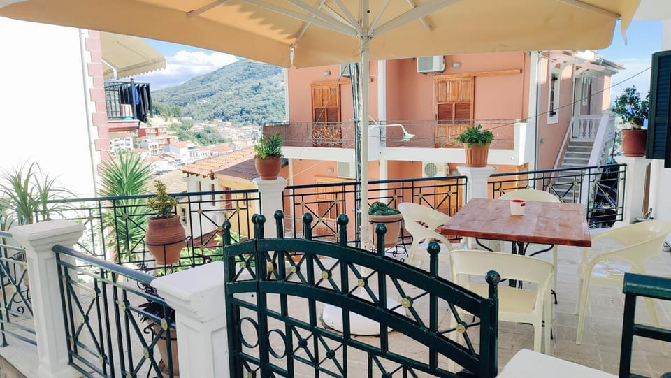 Natural landscape, View (from property/room), Balcony/Terrace, Dining area, Mountain view