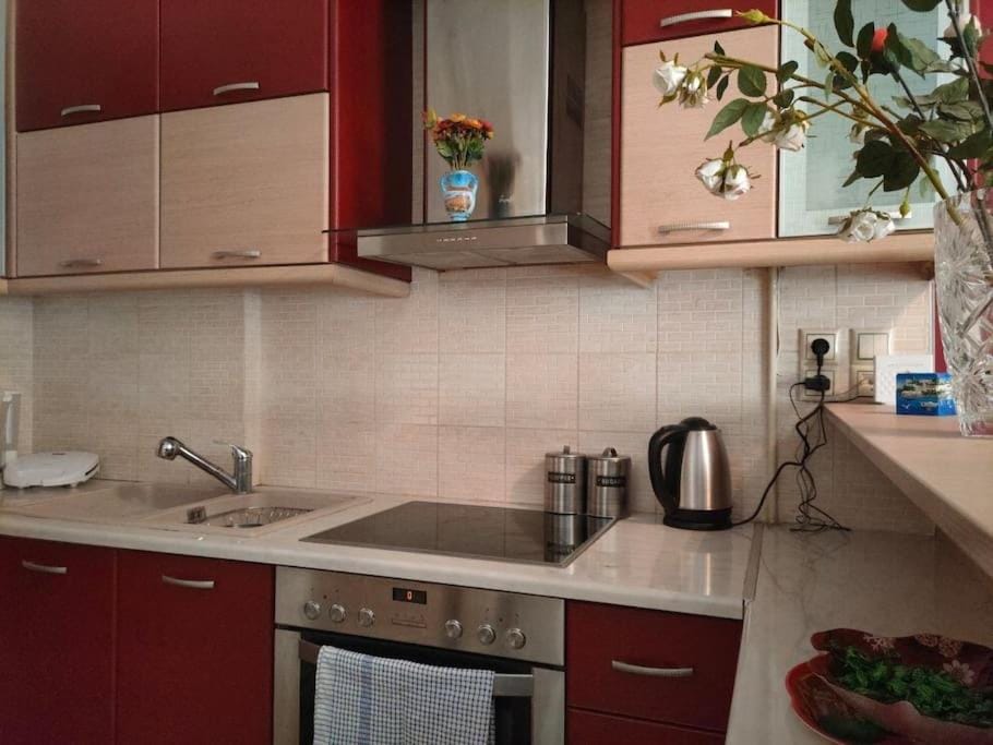 Coffee/tea facilities, Kitchen or kitchenette, stove