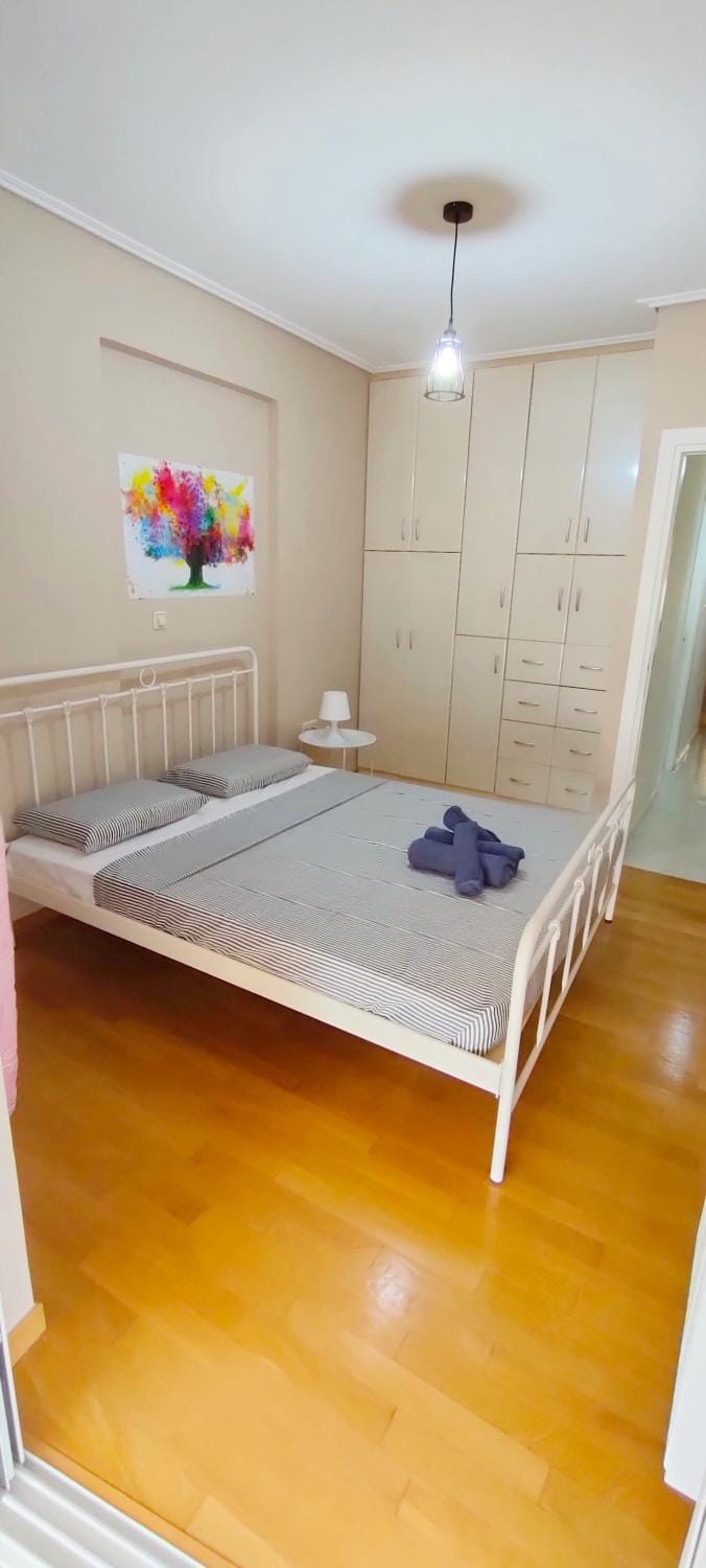 2BR with balcony, 5min Metro Athens 15min to center Apartment in Athens