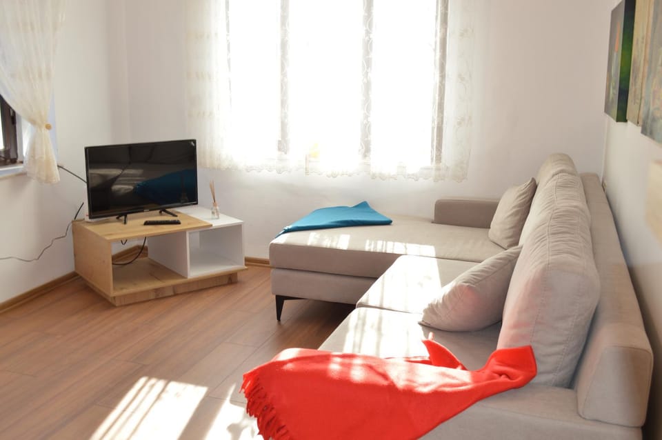 Communal lounge/ TV room, TV and multimedia, Living room, Seating area, Evening entertainment