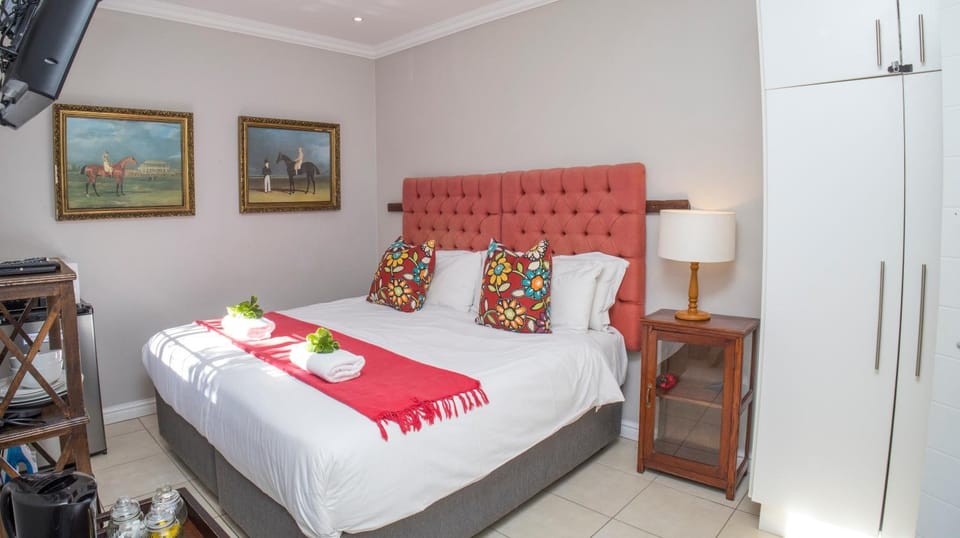 Bed, TV and multimedia, Bedroom