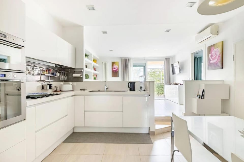 Seating area, kitchen