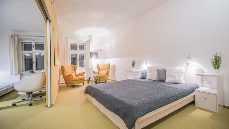 Bed, Photo of the whole room, Seating area, Bedroom